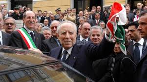 The plaque with the wrong name of carlo azeglio ciampi is not a. E Morto Il Decimo Presidente Della Repubblica Carlo Azeglio Ciampi Nel 2004 In Visita A Imperia Riviera24