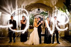Para que entre los comensales fluyan las conversaciones sobre lo enamorados que se ven, lo grato que fue recibir sus invitaciones de boda y lo si bien recurrir a la música clásica o instrumental es la salida más sencilla para el banquete, no tienen por qué ceñirse a piezas muy pesadas. Musica Para La Entrada De Los Novios Al Banquete Tu Carrito Musical