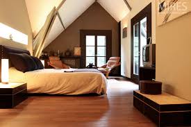 Pour ne pas tomber dans le total look immaculé, des petites touches de marron ont été dispersées çà et là. Marron Blanc Zen C0581 Mires Paris