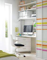 Ein großer drucker lässt sich auch in einem klassischen schrank mit geschlossenen türen verstecken. Arbeitszimmer Schreibtisch Versteckt Hinter Gleitturen Schoner Wohnen