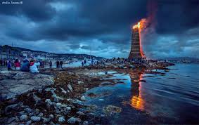 Gifvbuilding slinningsbålet(the slinning bonfire) (i.imgur.com). Slinningsbalet Bonfire In Alesund Norway Every 23 June Norvegia