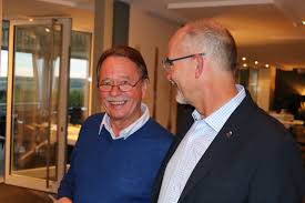 Was für ein Abschied für unseren "Hacker"-Captain Erwin Reinhardt. Weil er  in diesem Jahr in Uganda das Leben der "Silberrücken" mit seinem Co  Reinhard Würker studiert hat, bekam er nach dem letzten