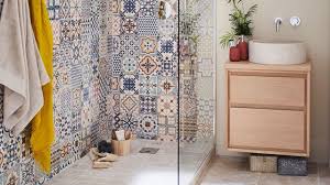 Plusieurs matériaux peuvent être utilisés, mais la pierre naturelle et le carrelage en imitation arrivent clairement en tête. Sol Et Mur Salle De Bain Quoi Choisir Cote Maison