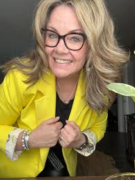 ❤️ Sandra picked her favorite earrings from yesterdays post and we were  right she choose the Brielle earrings! These earrings look fantastic