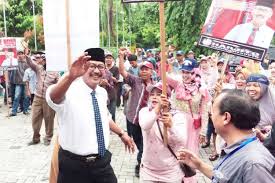 Kementerian agama kantor kabupaten lamongan jl. Mantan Anggota Dprd Jatim Daftar Jalur Independen Ke Kpu Lamongan Halaman All Kompas Com