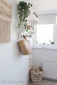 You Ll Love This Guest Bedroom With A Distinctive Bohemian Touch And A Beachy Vibe Straw Hats A Suitcase Nig Beachy Room Stylish Bedroom Design Bedroom Decor