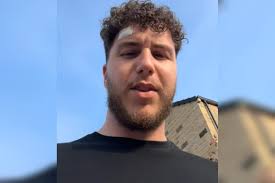 Influenciador ignora mancha na testa e descobre câncer de pele: 'Foi um  choque'