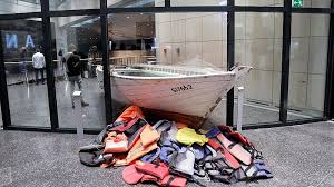 März bis mitte dezember 2017 wird das glasdach des hauses der geschichte erneuert. Wie Ein Fluchtlingsboot Ins Haus Der Geschichte Kam Domradio De Katholische Nachrichten