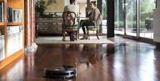 Ma tornando al robot aspirapolvere è un aggeggio che pulisce i pavimenti, meglio di una scopa, risucchiando dentro a una camera incorporata estraibile tutto lo sporco e, appunto, tutta la polvere, senza la necessità che siamo noi a trasportarlo e muoverlo di qua e di là, lungo tutta la superficie. Migliori Robot Lavapavimenti Del 2021 Guida All Acquisto Domotica Full
