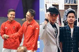 Pebulu tangkis tunggal putra indonesia, anthony sinisuka ginting (kiri), dan kento momota (kanan), berpose di atas podium juara bwf world tour finals 2019 di tianhe gymnasium, guangzhou, china, minggu (15/12/2019). Bersahabat Ini 10 Potret Keakraban Jonatan Christie Anthony Ginting