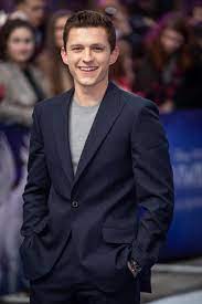 On popsugar celebrity you will find news, photos and videos on entertainment, . Uncharted Tom Holland Prasentiert Sich Als Nathan Drake Web De