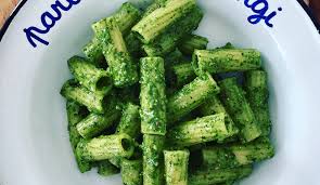 Portare a bollore una pentola di acqua salata, aggiungere le foglie di cavolo nero e lessarle per 10 minuti circa. Pesto Di Cavolo Nero Che Piu Verde Non Si Puo Cook Di Gusto