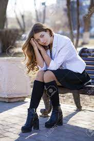 ばねの通りのベンチに座っている若い美しい金髪女子高生の写真素材・画像素材 Image 41384439