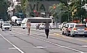 Video: un hombre desnudo corriendo por una de las calles más transitadas  del país 