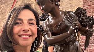 Caroline Pons, l'antiquaire d'Affaire Conclue, vient à Mérignies acheter  cash vos « beaux objets »