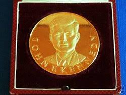 Statesman john f kennedy, 35th president of the usa, making a speech. John F Kennedy Medallie In Gold Numismatikforum