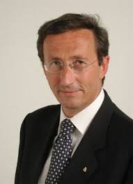 May 24, 2021 · e così, è sembrato spuntare l'usato sicuro, cioè, appunto, gasparri, politico di lungo corso nella capitale e in parlamento fin dai tempi del movimento sociale italiano di giorgio almirante, colonnello di gianfranco fini in alleanza nazionale e infine supporter di prima fila per silvio berlusconi nel pdl e poi in forza italia. Messina Il Presidente Della Camera Gianfranco Fini In Visita Istituzionale Scomunicando