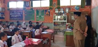 Bapak/ibu kepala dinas pendidikan provinsi kepala cabang dinas pendidikan provinsi kepala dinas pendidikan kabupaten/kota kepala lpmp kepala pp/bp paud dan dikmas kepala paud, sd, smp, sma, smk, slb, pkbm, dan skb di seluruh indones. H Harimas Tinjau Fasilitas Sdn Dabasah 1 Bondowoso Indonesiapos