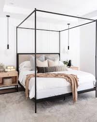 Allora sfoglia il nostro catalogo e lasciati tentare dai nostri mobili per la camera da letto economici, pratici e curati: Camera Da Letto In Stile Classico Contemporaneo Con Baldacchino Debora Cosmai