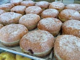 Jeśli do odbioru paczki zostało mniej niż 12 godzin i wiesz już, że nie uda ci się jej odebrać w tym czasie, możesz jednorazowo przedłużyć czas pobytu paczki w paczkomacie lub paczkopunkcie inpost o. Celebrate Fat Tuesday With Paczki In Pure Michigan Michigan