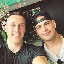 What's Up My Bum Challenge: Brent Everett show su YouTube con una sfida  super trash (VIDEO)