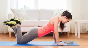 Muskeltraining ohne geräte ist sinnvoll und besteht aus einigen wenigen übungen, die man einfach für sich zu hause unternehmen kann. Krafttraining Zu Hause So Geht S Muskelmacher Shop Magazin