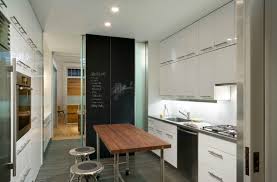 Petite cuisine fermée moderne appartement. Petite Cuisine Avec Ilot Central Ou Bar 24 Idees D Amenagement