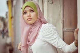 Touch device users, explore by touch or with swipe. Kenali Doktor Fatin Liyana