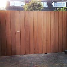 hardhout schutting met deur tuinmuur schutting tuin tuin