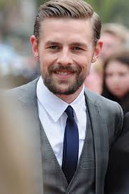 September 1983 in oldenburg) ist ein deutscher moderator, schauspieler, sänger und fernsehproduzent, hauptsächlich bekannt als teil des duos joko und klaas bzw. Klaas Heufer Umlauf Wikidata