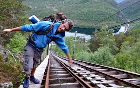 Obwohl trolltunga im jahr von etwa 40.000 touristen besucht wird, gab es dort bis 2015 nur einen tödlichen unfall. Wanderung Zur Trolltunga Auf Der Zunge Des Trolls