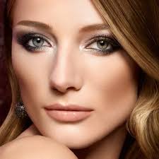 Ranging from chrome to platinum, lids doused in this shimmering hue can give off an ethereal look that really brings out the beauty of your green eyes, securing silver a spot among the best eyeshadow for green eyes. Makeup Tips For Blue Brown And Green Eyes Lifestuffs Com