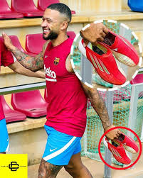 Memphis depay also known simply as memphis, is a dutch professional footballer who plays as a forward for la liga club barcelona and the netherlands . Memphis Depay Tragt Fussballschuhe Von 4 Marken In 1 Woche Nur Fussball