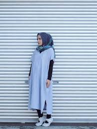 Ana banyak sekali varian warna seperti merah, hitam. Padu Padan Jilbab Motif Bunga Dari Indah Nada Puspita Hingga Lulu Elhasbu