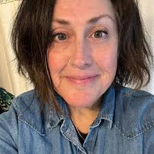 Who details trucks with a focus