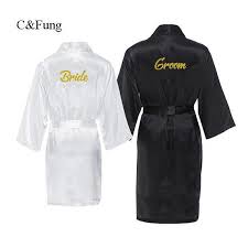 Descubre los diseños entretenidos y originales; Compre Cfung Personalizado Novio Batas Monograma De Novia Y Del Novio Del Traje Parejas Juego De La Boda Regalo Su El Suyo De Los Trajes A 20 4 Del Tiguan Dhgate Com