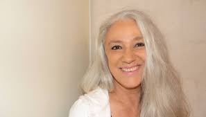 Anche le stelle del mondo dello spettacolo cedono alla mania e diventano ambasciatrici. Capelli Grigi Perche Le Donne Non Devono Tingersi I Capelli