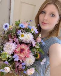 👋Hi everyone we have had a lot of new followers just recently so I thought  I would introduce myself and Amy's flowers. I am Amy the one behind the  flowers, I handle