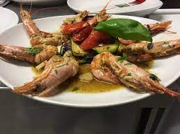 Ogni famiglia originaria del luogo fa parte del cosiddetto comune patriziale e ha la responsabilità della manutenzione di ogni bene ricadente all'interno dei confini del comune. Ristorante Del Ponte Startseite Cugnasco Speisekarte Preise Restaurant Bewertungen Facebook