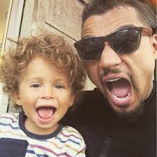 Der mittelfeldspieler vom fc schalke 04 ist am ersten weihnachtsfeiertag von einem bisher unbekannten mann tätlich. Facebook