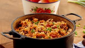 Acrescente a salsicha, o molho de tomate e cozinhe por 5 minutos. 23 Receitas De Uma Panela So Para Quem Morre De Preguica