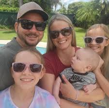 What enclosure fits an E60L golf cart properly?