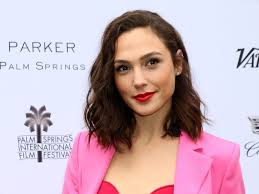 I'd very much like it if dc gives the role to taylor swift. Gal Gadot Erster Grosser Kosmetik Job Fur Wonder Woman Trend Magazin Gal Gadot Wonder Woman Schonheit