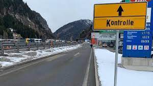 La frontiera tra italia e austria torna sotto pressione a causa della crisi dei migranti e del moribondo accordo di schengen. L Austria Riaprira I Confini Con L Italia Il 16 Giugno La Stampa
