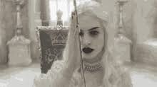 La blanca encargará a alicia que. Alice In Wonderland Anne Hathaway Gifs Tenor