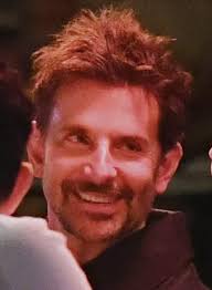 Bradley Cooper e Gigi Hadid vistos se beijando durante jantar ao ar livre  em Nova York. : r/popculturechat