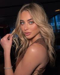 Julia Hamilton's Instagram, Twitter & Facebook