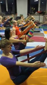 Paripurna Navasana Using A Strap To Learn The Work In The Legs And Upper Back Www Centroreserva Yoga Asanas Vinyasa Yoga Iyengar Yoga