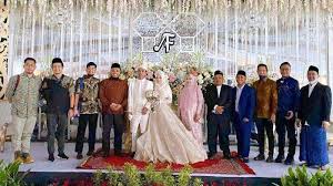 Ustaz abdul somad atau dikenal dengan nama uas (43) telah melepas status dudanya dengan menikahi gadis asal jombang bernama fatimah az zahra salim barabud (19). Kumpulan Foto Resepsi Pernikahan Uas Dan Fatimah Az Zahra Dihadiri Tokoh Dan Artis Komunitas Hijrah Tribunnews Com Mobile