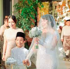 Baju nikah nora danish lace weddings wedding. Baju Nikah Nora Danish Pakaian Wanita Bunga Gaun Perkawinan Ide Perkawinan
